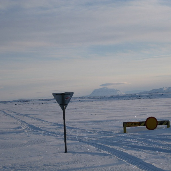 Komnir á þjóðveg 1 lokaður vegur og biðskylda