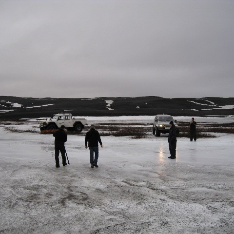 Ísinn á Grafarlandaá kannaður