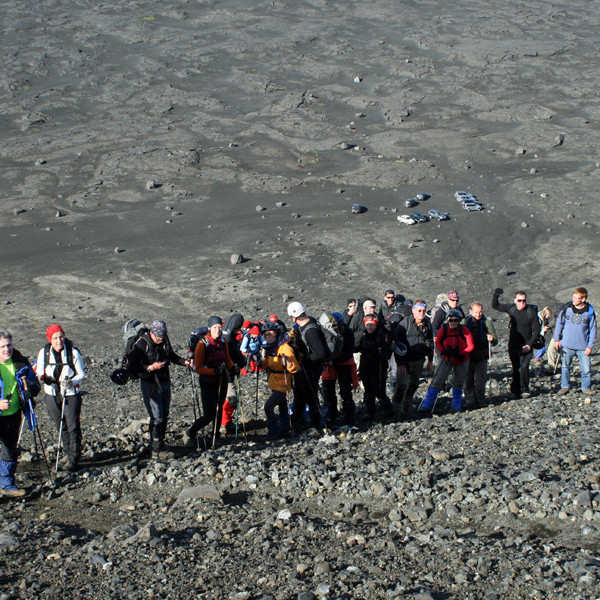 Á leið upp skriðufót Herðubreiðar. Efst sér niður á bílastæðið.