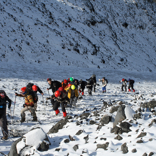 Í gilinu efst í hlíð fjallsins var nýsnævi.