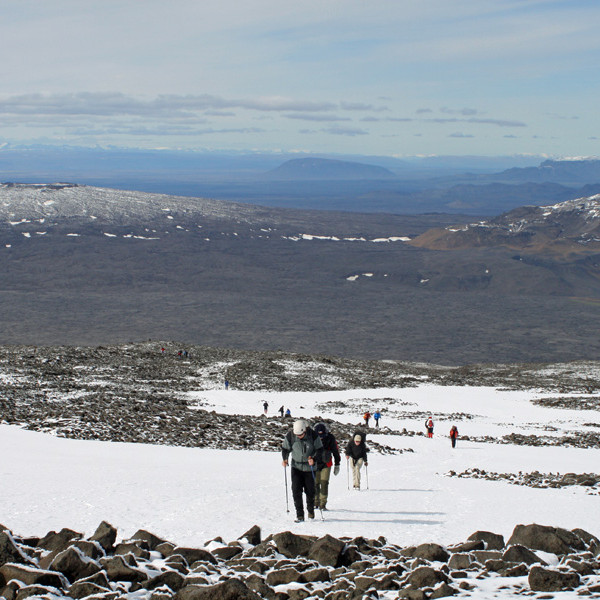 Á leið að tindinum. Kollóttadyngja (t.v.) og Eggert í baksýn.