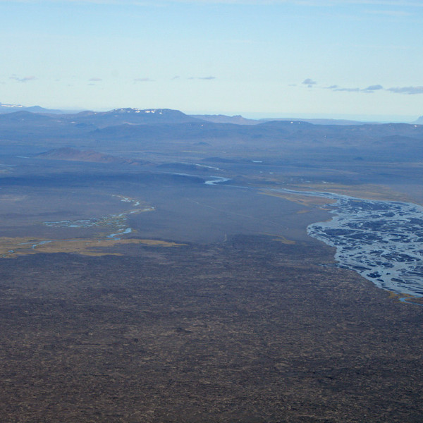 Á tindi Herðubreiðar: Grafarlönd (t.v.) og Jökulsá á Fjöllum.