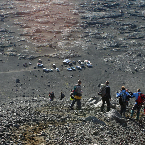 Nú er þetta að hafast! Hópurinn að koma niður að bílastæðinu.