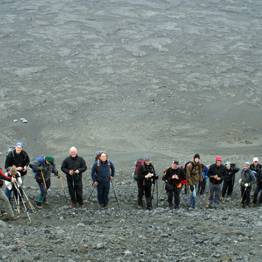 Hópur FFA neðarlega í hlíð Herðubreiðar.