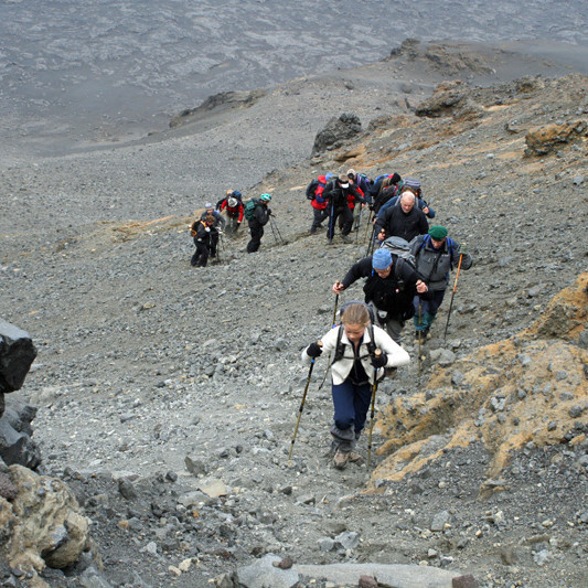 Komið upp undir kletta Herðubreiðar í 1200 m hæð.