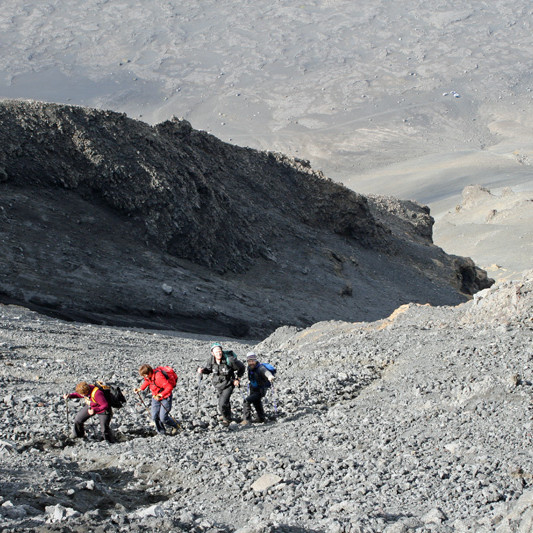 Í 1300 m hæð í gilinu vestan á Herðubreið. Sér á bílana ofarlega t.h.