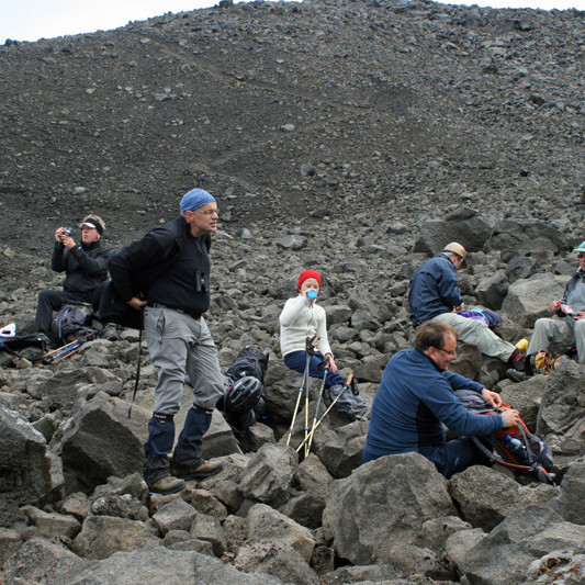 Hádegisverður á brún Herðubreiðar í um 1400 m hæð.