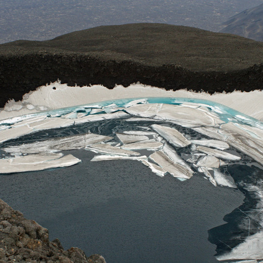 Tjörn og ísjakar í gígnum á Herðubreið.
