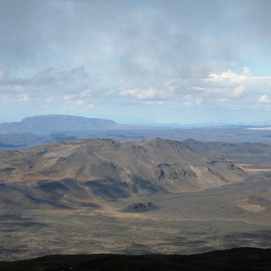 Á tindi Herðubreiðar: Horft norðvestur yfir Eggert til Bláfjalls.