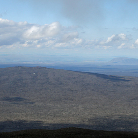 Á tindi Herðubreiðar: Kollóttadyngja t.v. og Sellandafjall t.h.