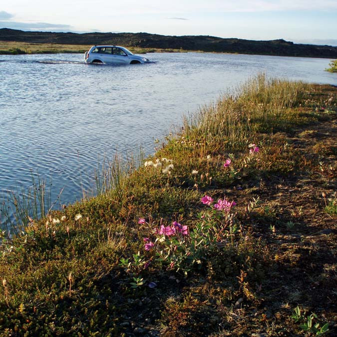 Ekið yfir Lindaá í Herðubreiðarlindum að kvöldi 6. ágúst.