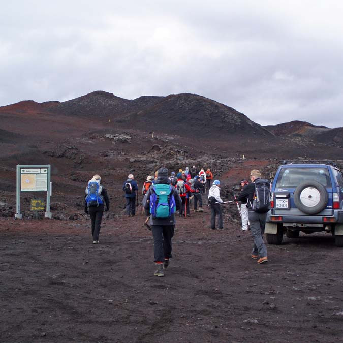 Hópur FFA á leið frá bílastæðinu í Öskjuopi upp í Vikraborgir.