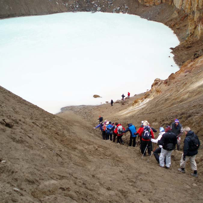 Hópur FFA á leið niður í Víti í Öskju.