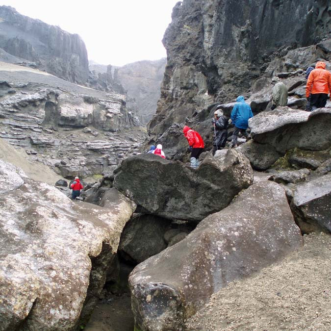 Gengið inn í Drekagil. Drekahausarnir fyrir miðri mynd.