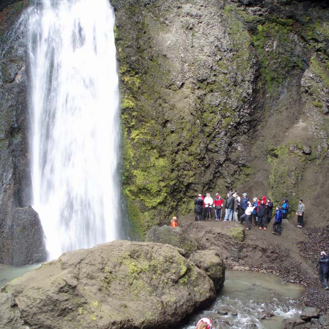 Hópurinn rétt við fossinn innst í Drekagili.