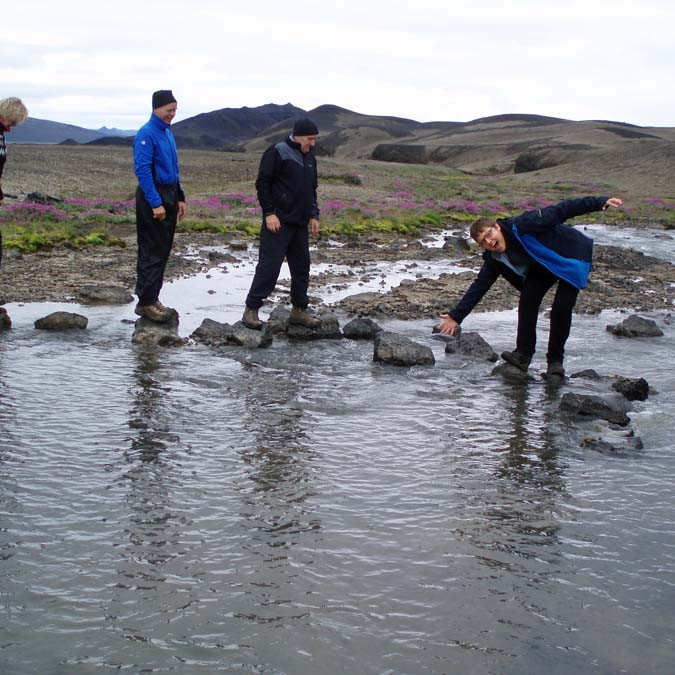 Stiklað yfir ána fyrir framan Nautagil.
