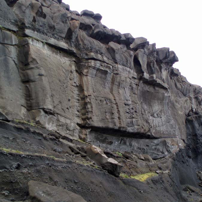 Móberg, sorfið af vatni og vindi, í Nautagili.