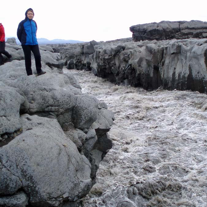 Við dáðumst að kyngikrafti Jökulsár við Gljúfrasmið.