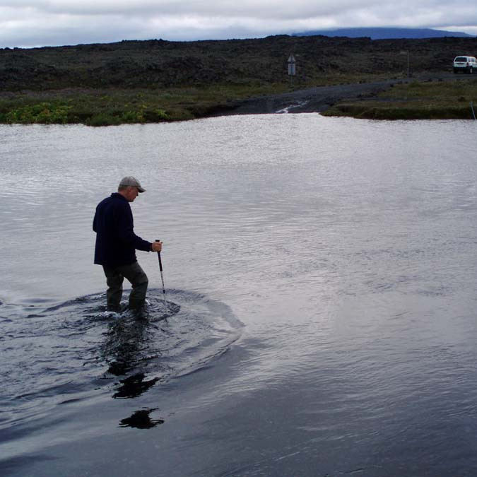 Vaðið á Lindaá í Herðubreiðarlindum kannað.