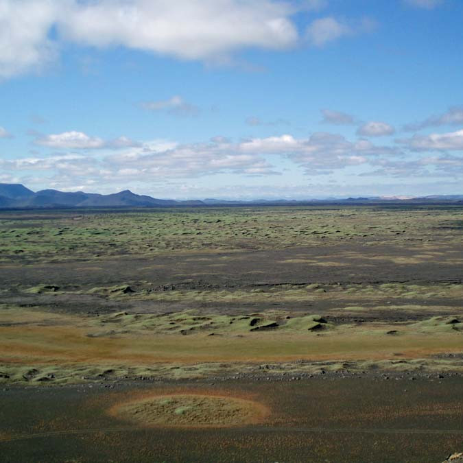 Hort til vesturs af Hrossaborg. Búrfell t.v.