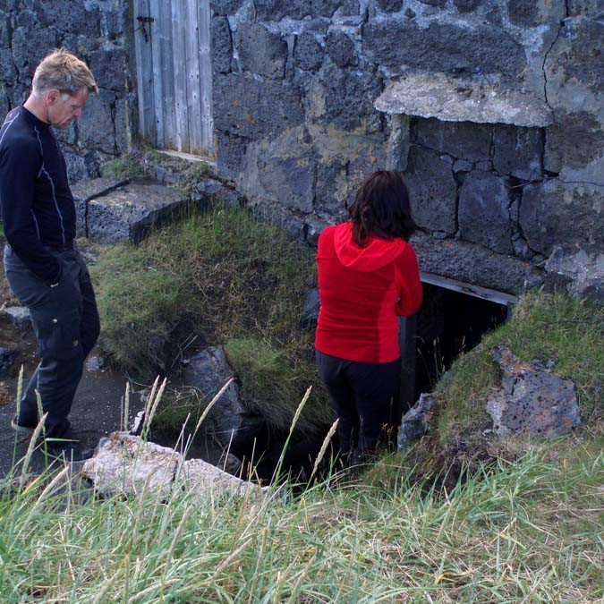 Gengið niður í kjallara Gamla Sæluhússins við Jökulsá.