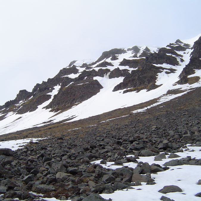 Kettabelti. Hér gætu komið snjóflóð.