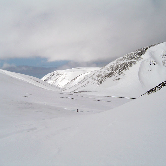 Séð niður dalinn Sperðil og út í Mjóadal sem gangur út í Þorvaldsdal