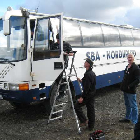 Ferðin upp Eyjafjörðin var svolítið gróf á köflum og ekki vildi betur til en að bílstjórinn fékk hliðarrúðuna í fangið.