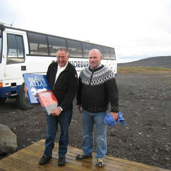 Páll Guðmundsson framkvæmdarstjóri FÍ afendir Hilmari Antonssyni formanni FFA veglegar gjafir í tilefni vígslunnar.