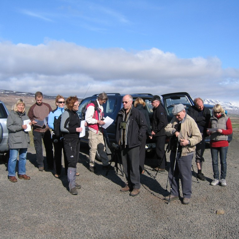 Hópurinn á bílastæðinu í Krossanesborgum.