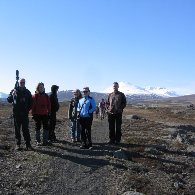 Hluti hópsins með bæjarprýðina Súlur í baksýn.