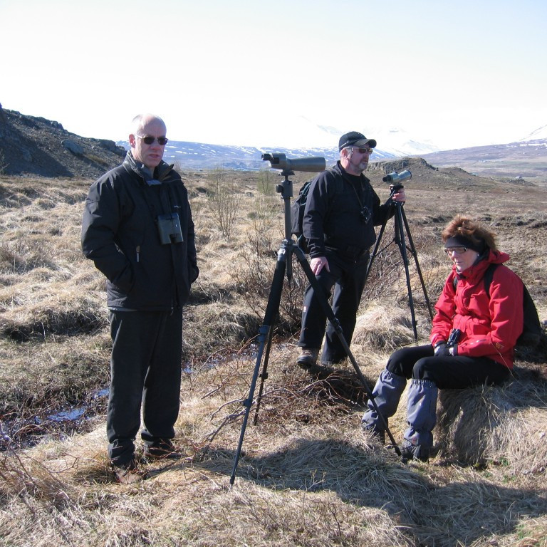 Sérlegur aðstoðarmaður Sverrir Thorsteinsson ásamt Jóni Magnússyni fararstjóra að uppfræða hópinn. Sigga Stína og Heimir hlusta með andakt á þá félaga.
