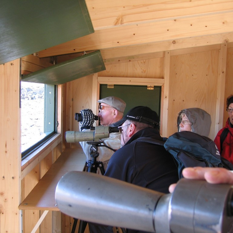 Jón Magnússon og áhugasamir áheyrendur.