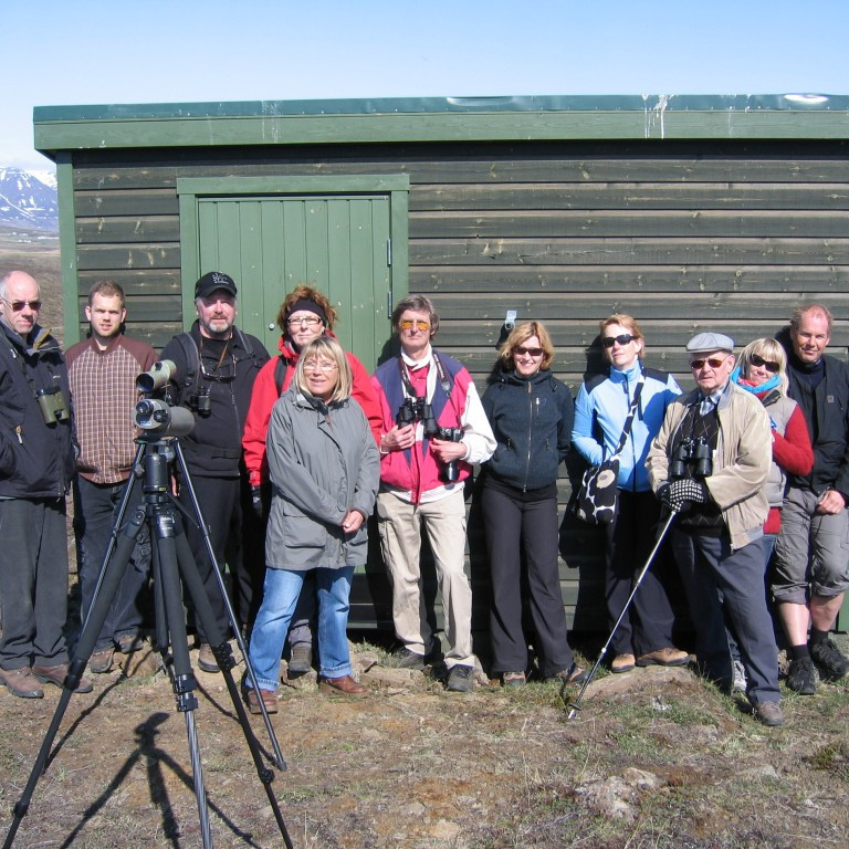 Hópurinn fyrir utan fuglaskoðunarskýlið við Djáknatjörn.