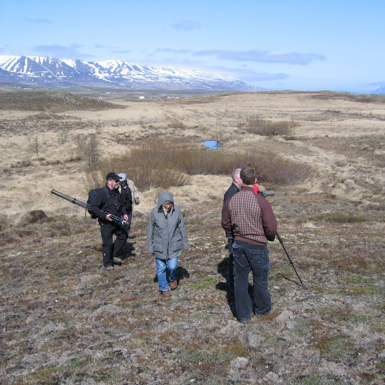 Í bakgrunni má sjá leifar fyrsta akvegar sem lagður var norður frá  Akureyri. En þetta er nánast eini búturinn sem eftir er af þessum vegi.