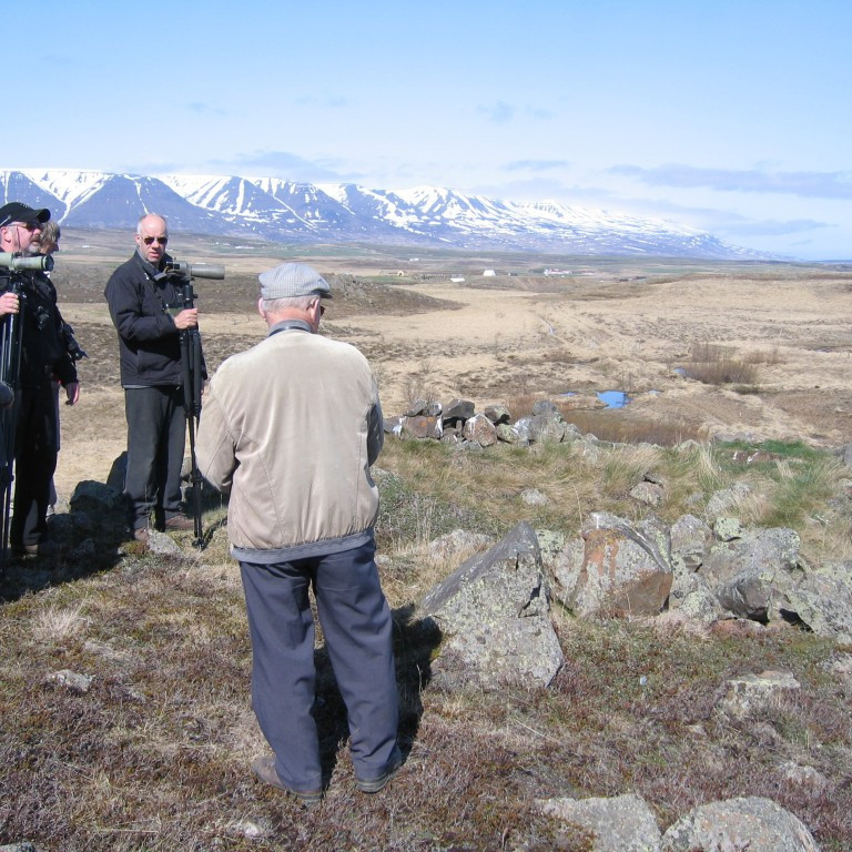 Hluti hópsins virðir fyrir sér leifar vélbyssuhreiðurs frá því í seinni heimstyrjöldinni. Á þessu svæði má finna ýmsar minjar frá veru Breta á svæðinu.