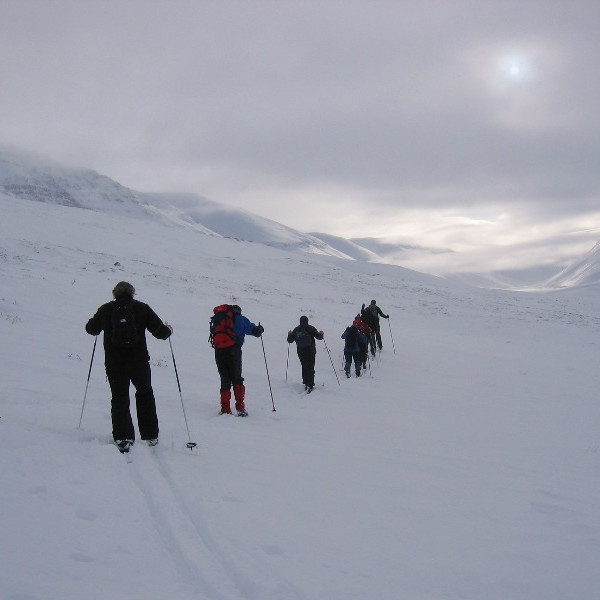 Og sólin skín frammi í dal, við þangað.