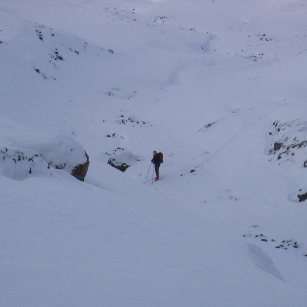 Nema Randver sem hafði vit á að renna sér neðar og skíðaði yfir á góðum stað.