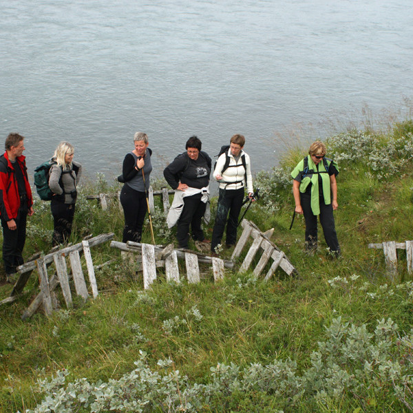 Undirstöður fyrir gamla bryggju á móts við Bjúgey.
