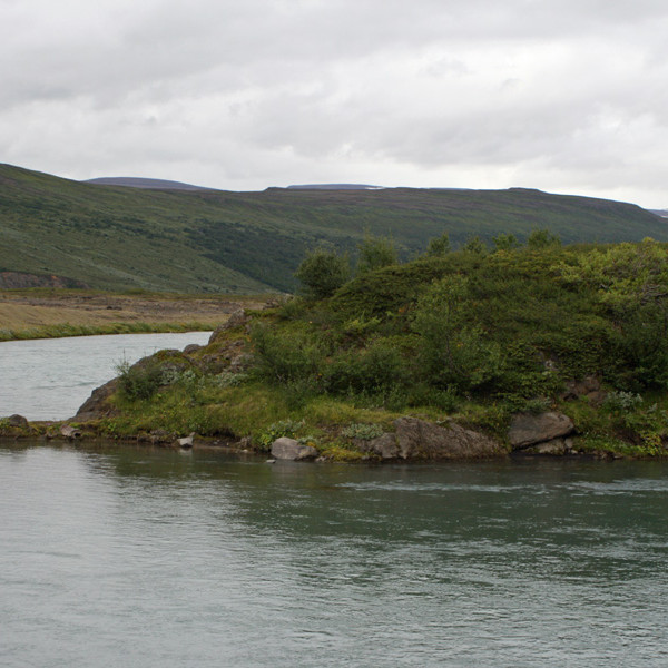 Suðurendi Bjúgeyjar. Þingey t.v.