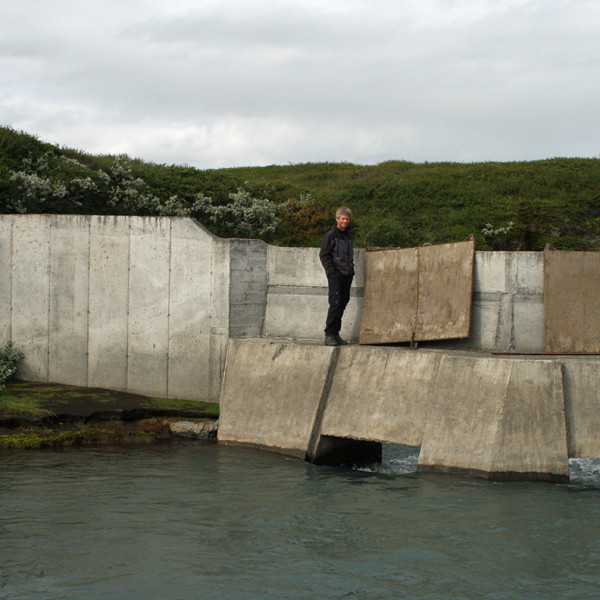 Stífla laxaræktarmanna við upphaf Skuldaþingseyjarkvíslar.
