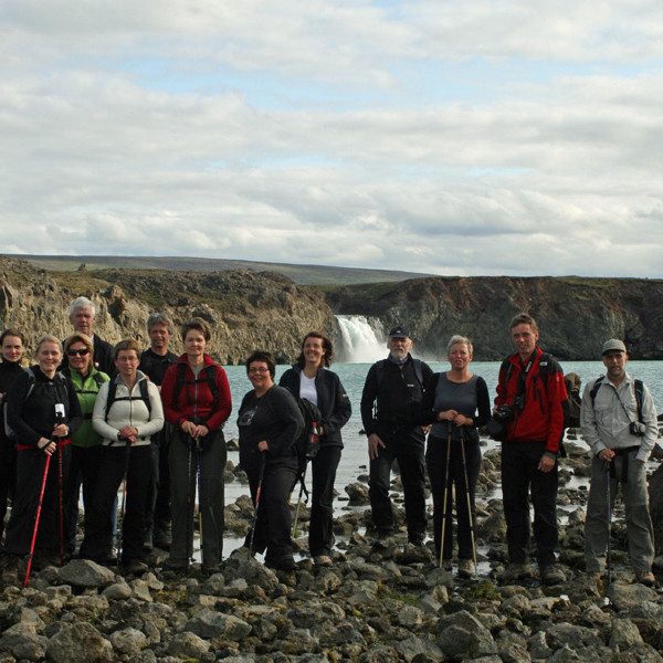 Hópur FFA við Skipapoll: Ullarfoss í baksýn.