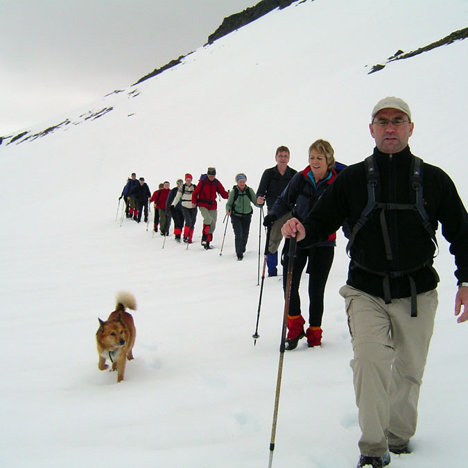 Hópurinn á leið niður af Rauðuhnjúkum