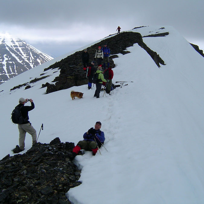 Ludving fallinn og Elín sokkin upp að höndum pikkföst, og enginn skófla með.