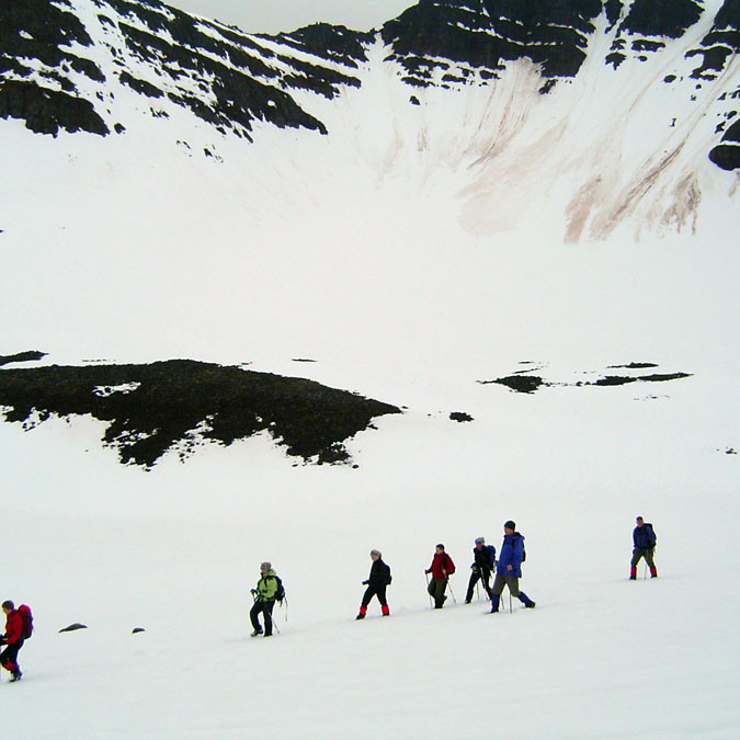 Gaman var að renna sér niður bratta fönnina.
