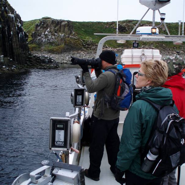 Ólafur myndar Ingibjörg horfir á