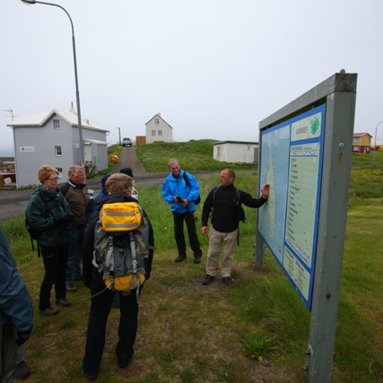 Fararstjórinn sýnir á korti fyrirhugaða gönguferð