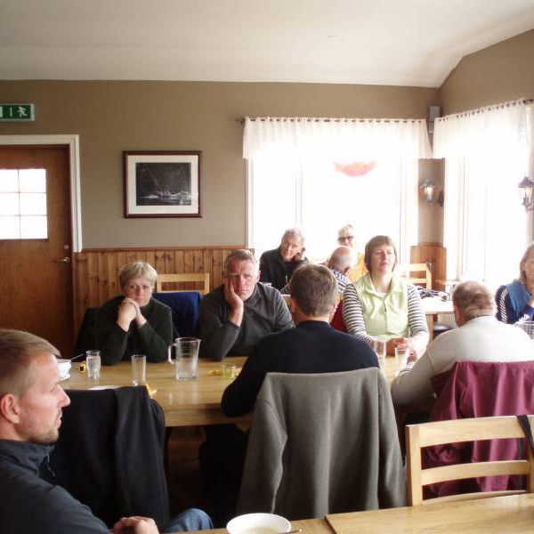 Bíða prúð og stillt eftir matnum