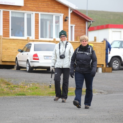 Halldóra og Sigríður á leiðinni í Gallerí Sól