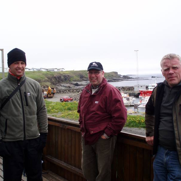 Beðið meðan konurnar versla í Gallerí Sól